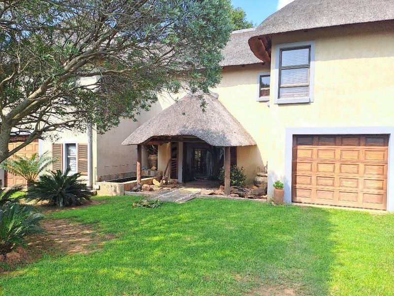 Immaculate family home on 2 hectares bushveld oasis  - Photo 2