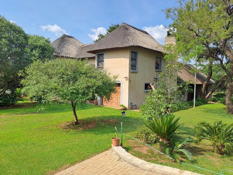 Immaculate family home on 2 hectares bushveld oasis  - Photo 3