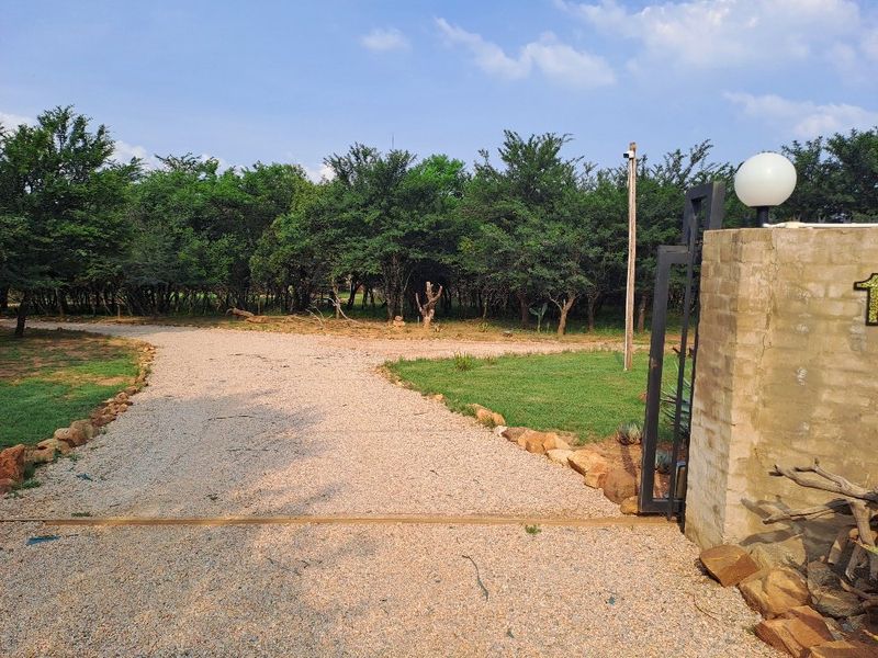 Immaculate family home on 2 hectares bushveld oasis  - Photo 1