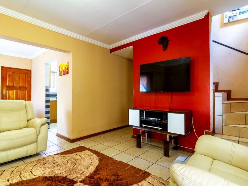 3 Bedroom Duplex going for a Steal in a Stunning Complex in Sundowner - Photo 9