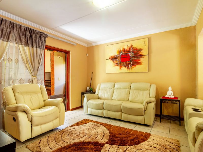 3 Bedroom Duplex going for a Steal in a Stunning Complex in Sundowner - Photo 8