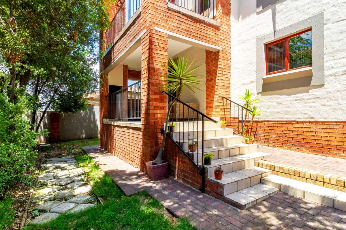 3 Bedroom Duplex going for a Steal in a Stunning Complex in Sundowner - Photo 4