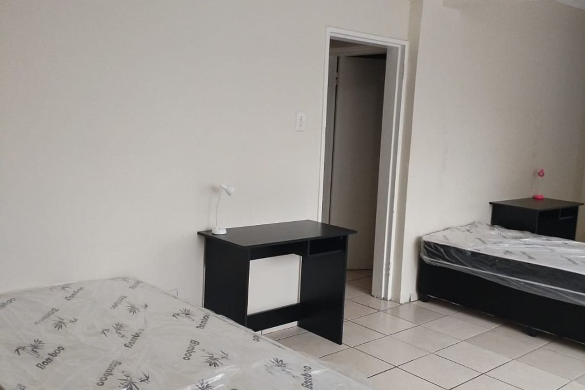 Bachelor Apartment In Central - Photo 4