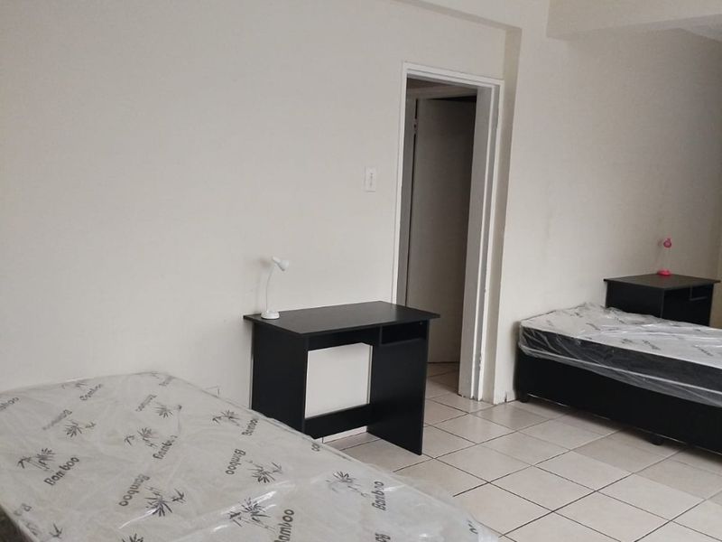 Bachelor Apartment In Central - Photo 4