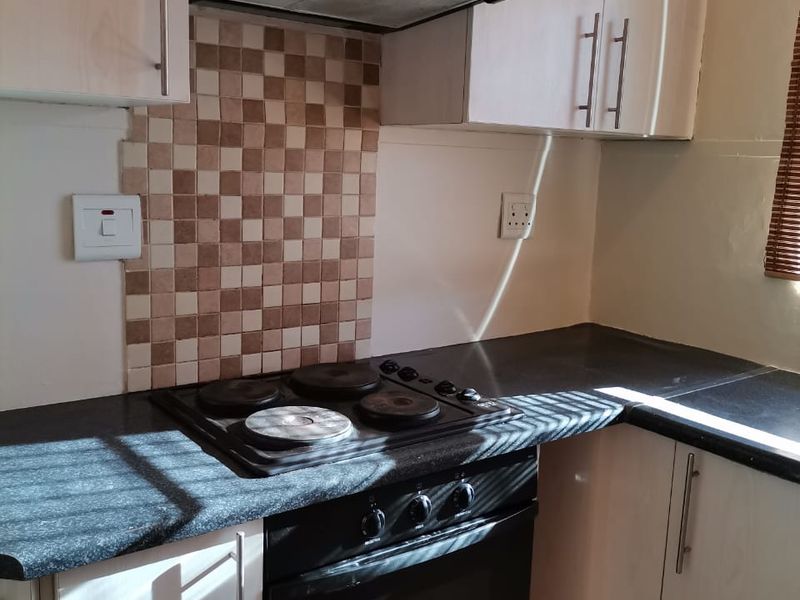 Bachelor Apartment In Central - Photo 10