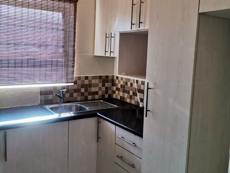 Bachelor Apartment In Central - Photo 9