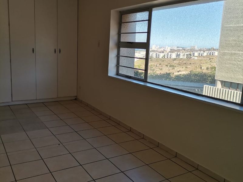 Bachelor Apartment In Central - Photo 7