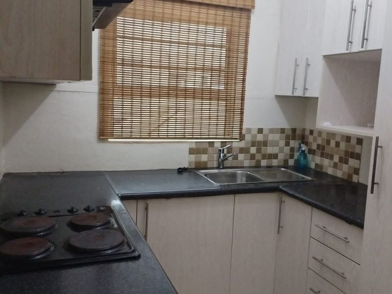 Bachelor Apartment In Central - Photo 2