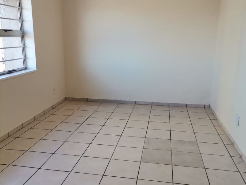 Bachelor Apartment In Central - Photo 8