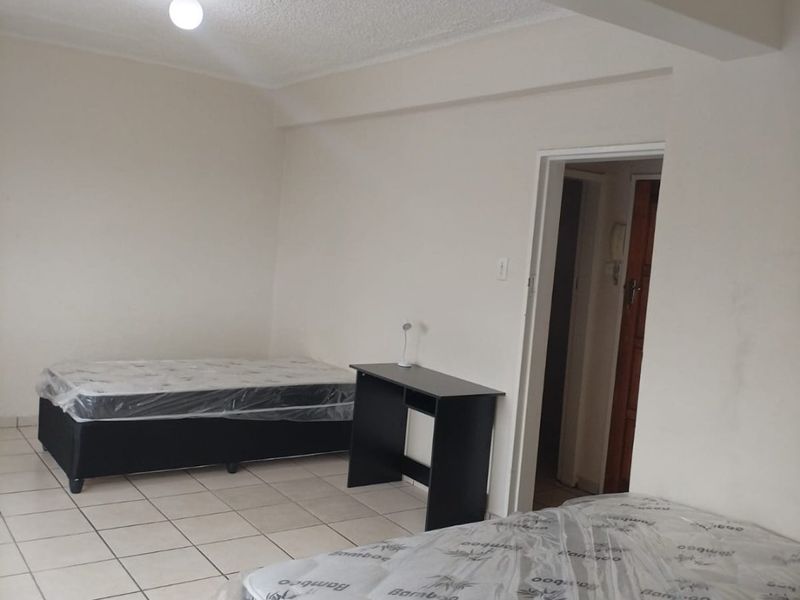 Bachelor Apartment In Central - Photo 6