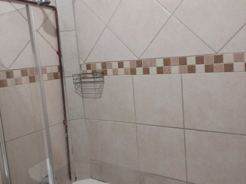 Bachelor Apartment In Central - Photo 3