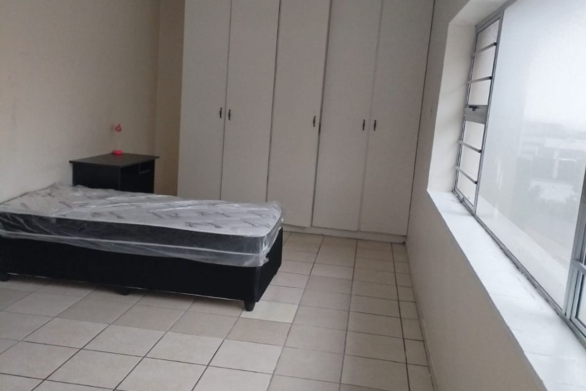 Bachelor Apartment In Central - Photo 5