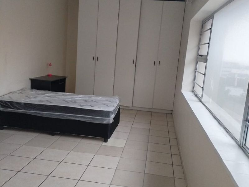 Bachelor Apartment In Central - Photo 5