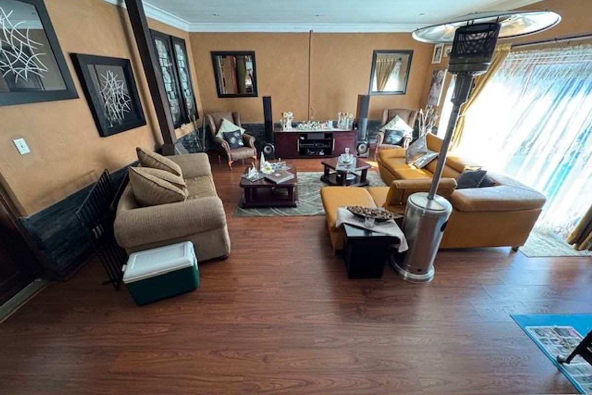 Elegant Home with Exceptional Living Spaces - Photo 4