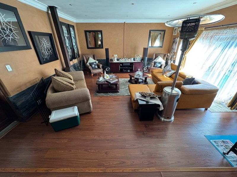 Elegant Home with Exceptional Living Spaces - Photo 4