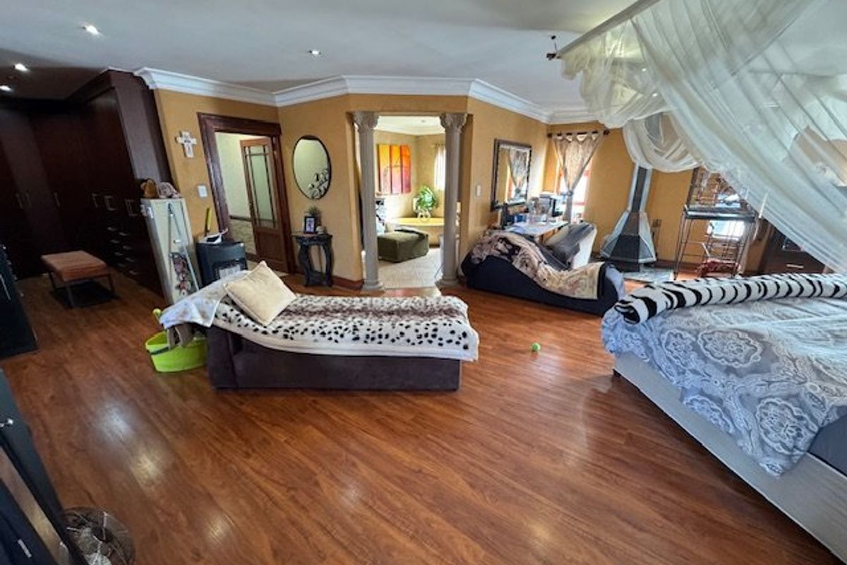 Elegant Home with Exceptional Living Spaces - Photo 5