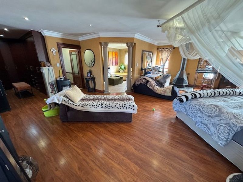 Elegant Home with Exceptional Living Spaces - Photo 5