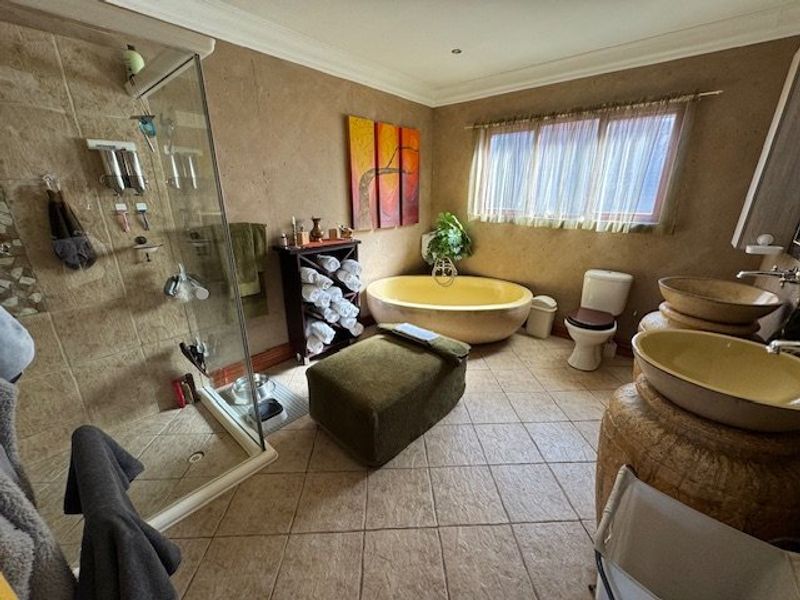 Elegant Home with Exceptional Living Spaces - Photo 8