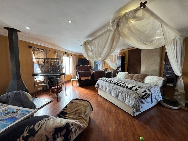 Elegant Home with Exceptional Living Spaces - Photo 7
