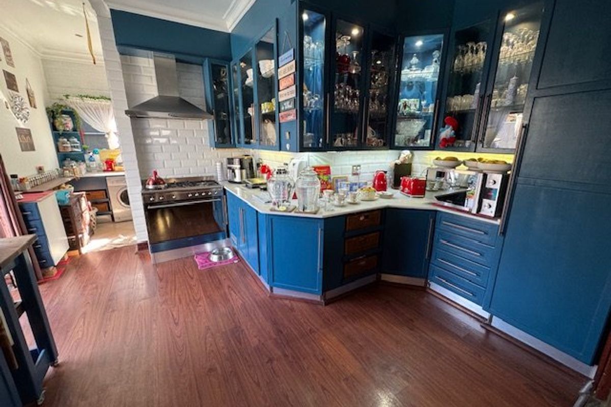 Elegant Home with Exceptional Living Spaces - Photo 3