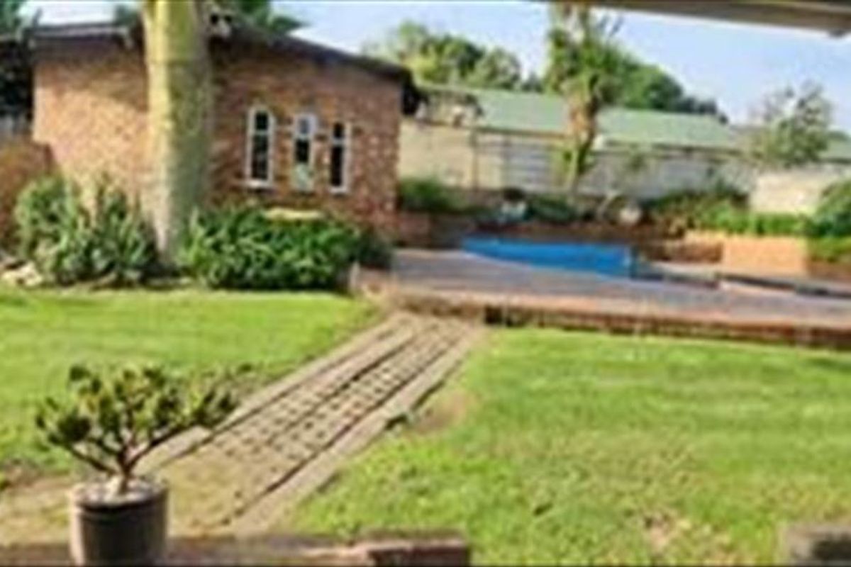 Comfortable Family Home with Great Outdoor Features - Photo 3