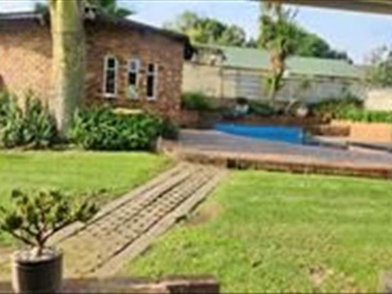 Comfortable Family Home with Great Outdoor Features - Photo 3