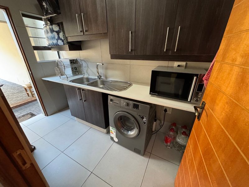 Charming Family Home with Spacious Living - Photo 4