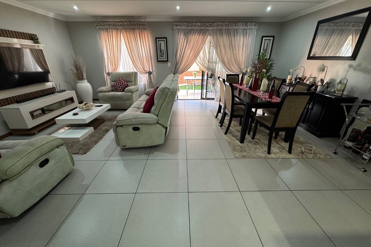 Charming Family Home with Spacious Living - Photo 5