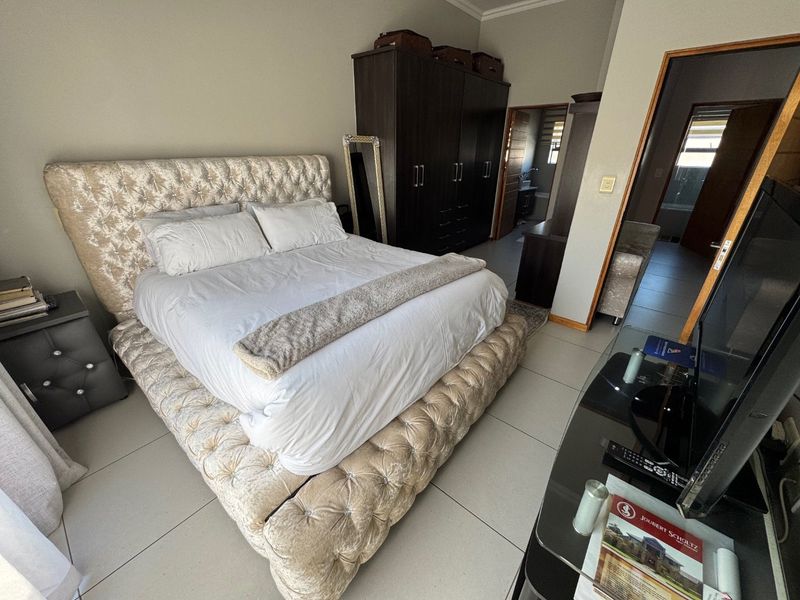 Charming Family Home with Spacious Living - Photo 10