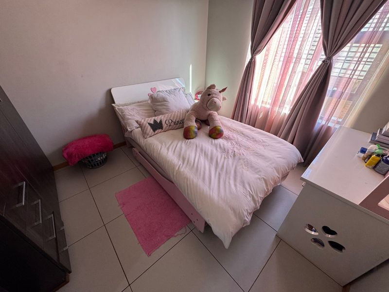 Charming Family Home with Spacious Living - Photo 8