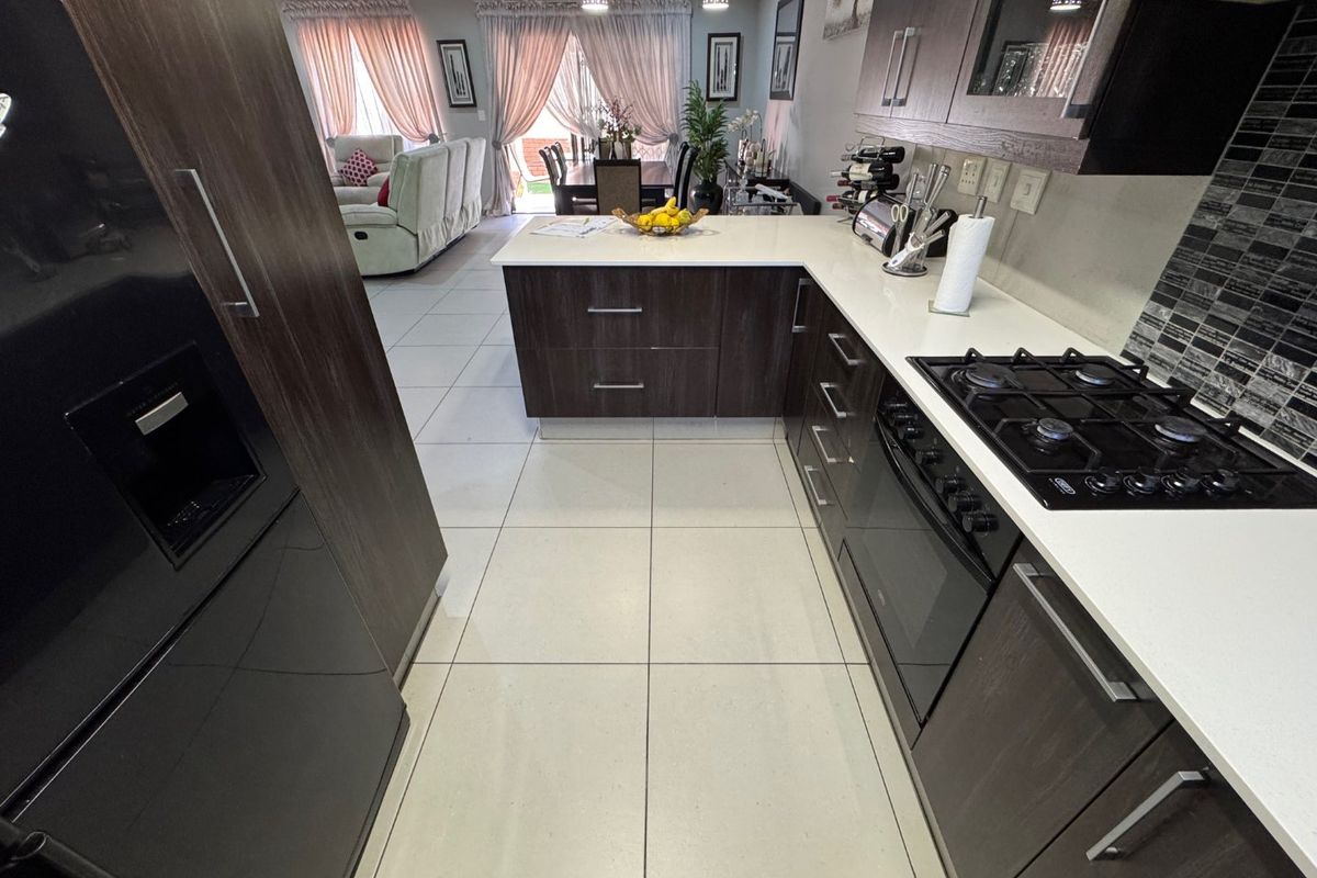 Charming Family Home with Spacious Living - Photo 2