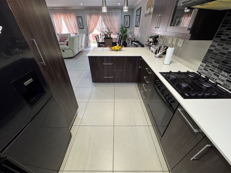 Charming Family Home with Spacious Living - Photo 2