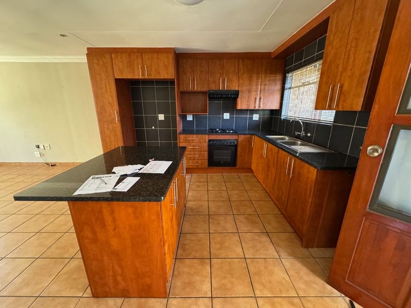 Neat and Practical Family Home - Photo 2