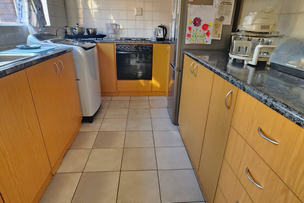 Modern 3-Bedroom Duplex for Sale in Eldoraigne - Photo 4