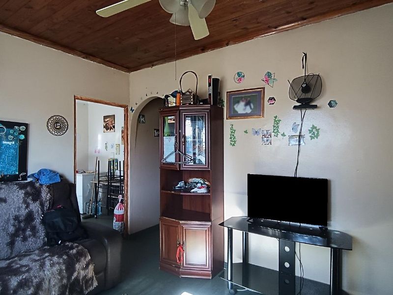 4 Bedroom Home in Belhar - Photo 3