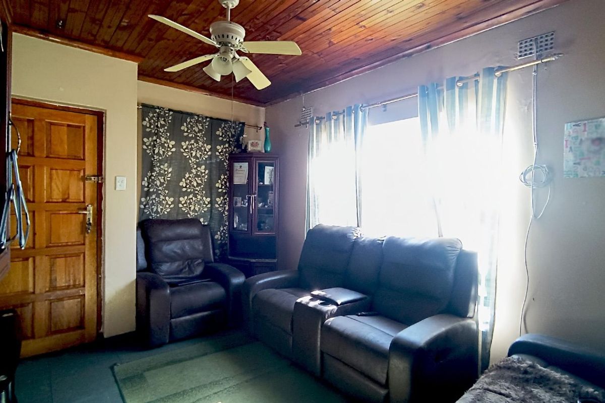 4 Bedroom Home in Belhar - Photo 2