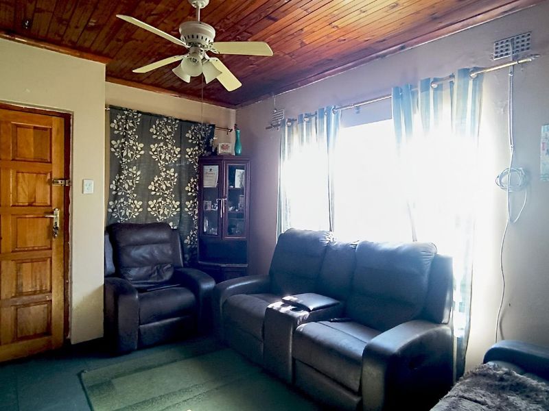 4 Bedroom Home in Belhar - Photo 2