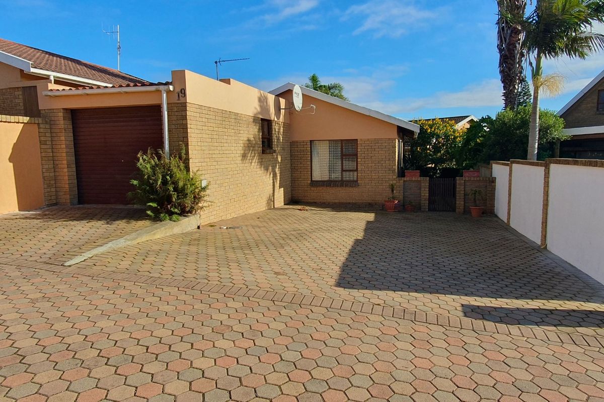 Fabulous Townhouse in Secure Complex in Heiderand. - Photo 2