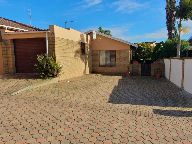 Fabulous Townhouse in Secure Complex in Heiderand. - Photo 2