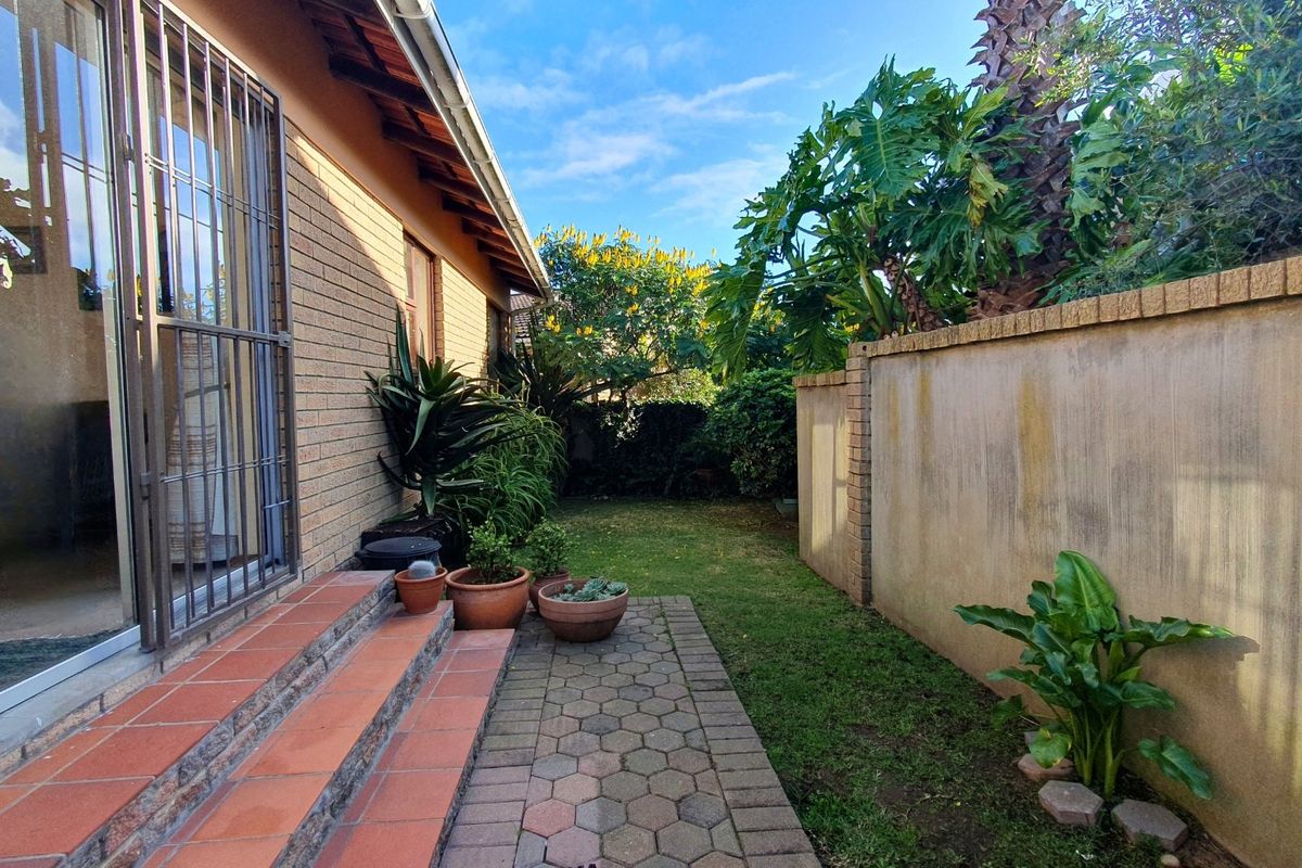 Fabulous Townhouse in Secure Complex in Heiderand. - Photo 3