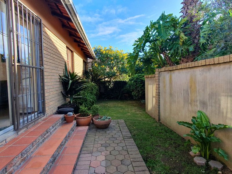 Fabulous Townhouse in Secure Complex in Heiderand. - Photo 3