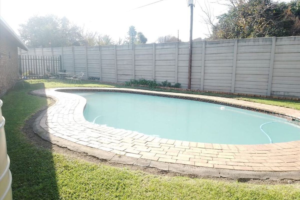 Cozy Starter Home with Pool - Photo 3