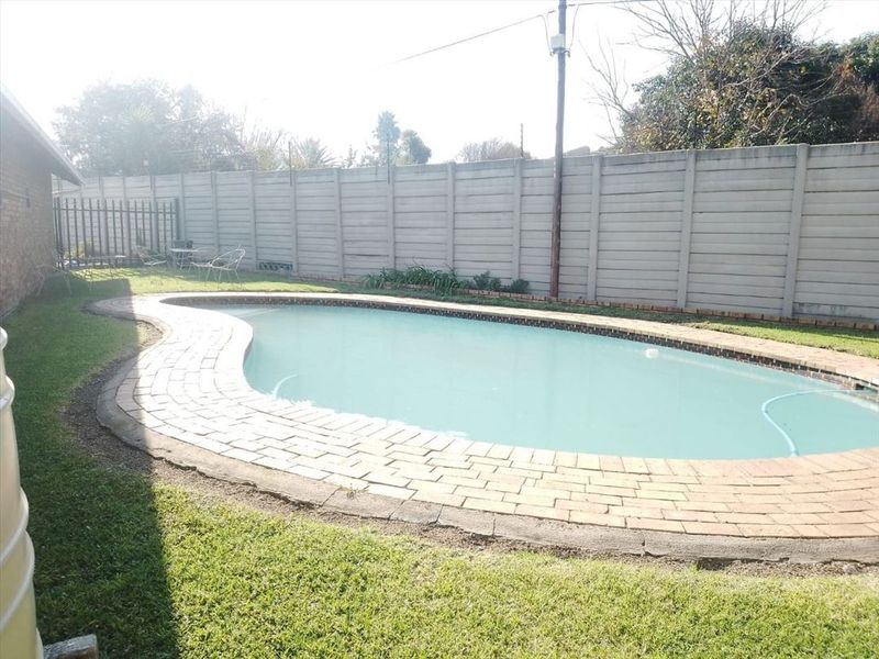 Cozy Starter Home with Pool - Photo 3