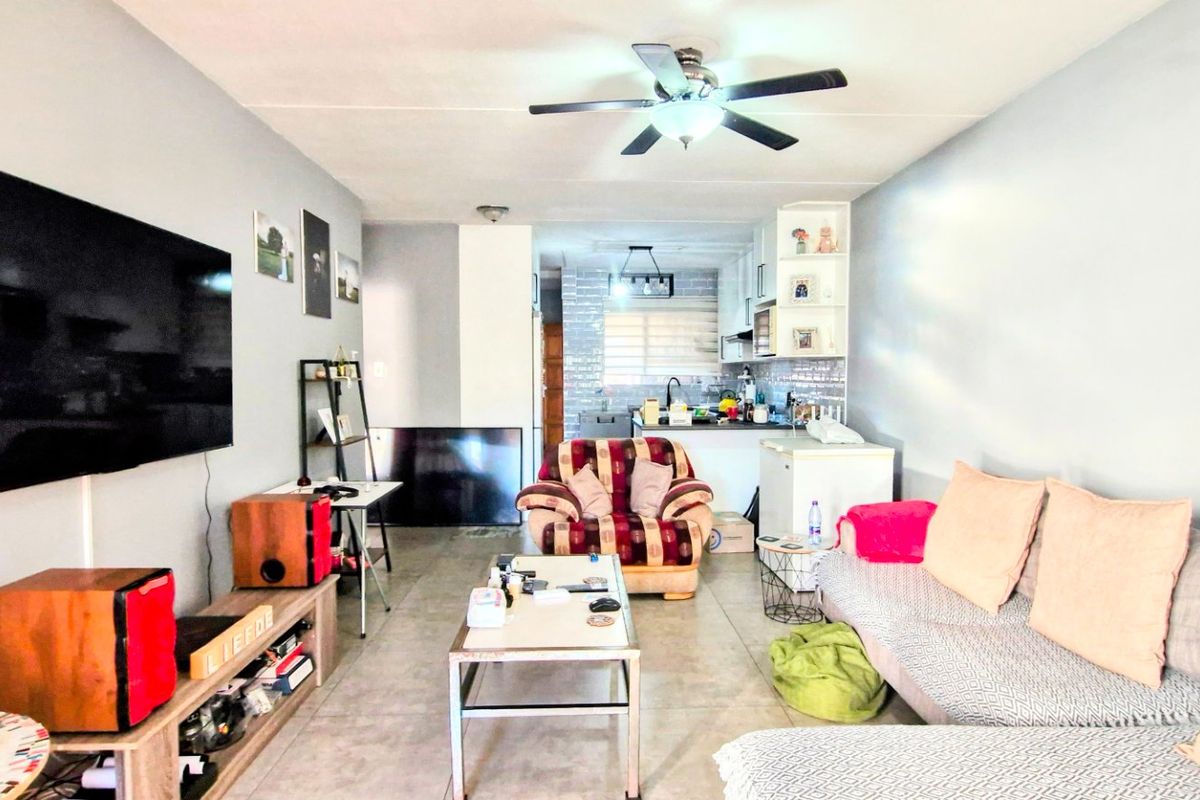 Gorgeous Modern Contemporary ,,,,,,,,,, 2 Bedrooms ,,1 Bathrooms,, Stunning  Open Plan Kitchen Downstairs Townhouse. - Photo 4