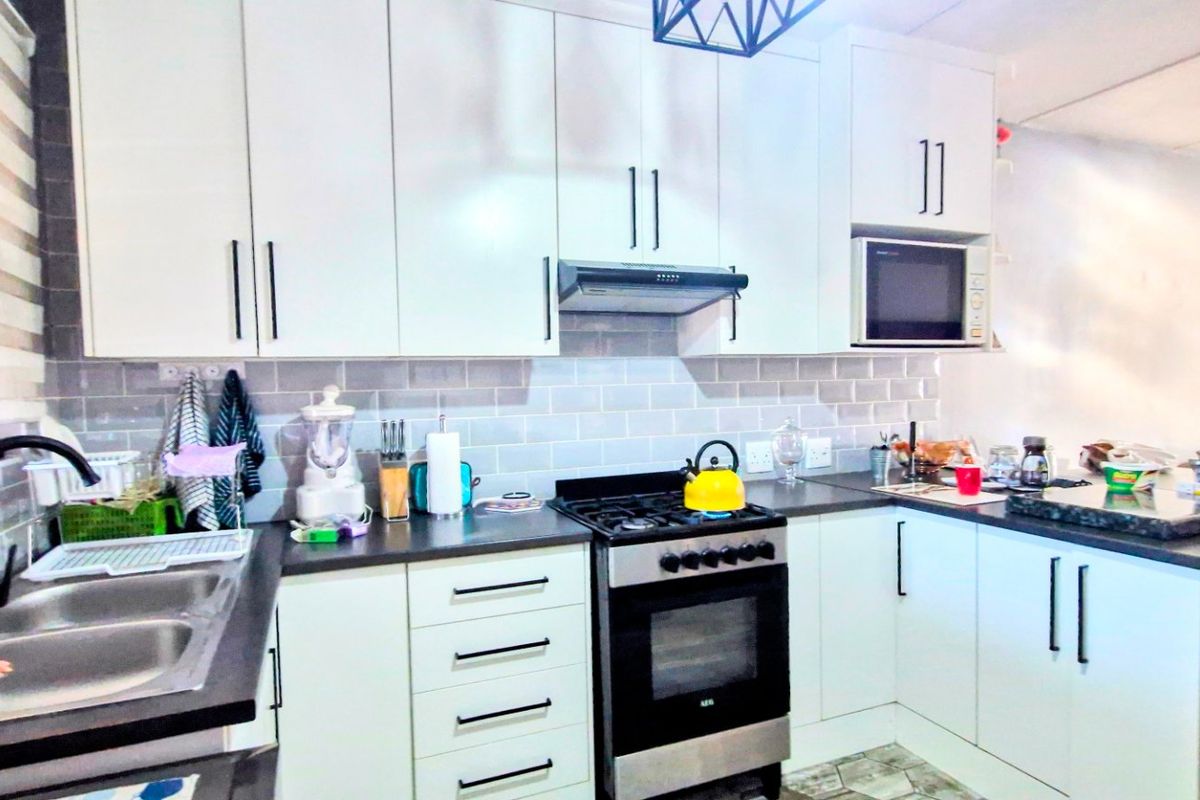 Gorgeous Modern Contemporary ,,,,,,,,,, 2 Bedrooms ,,1 Bathrooms,, Stunning  Open Plan Kitchen Downstairs Townhouse. - Photo 3