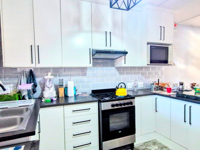 Gorgeous Modern Contemporary ,,,,,,,,,, 2 Bedrooms ,,1 Bathrooms,, Stunning  Open Plan Kitchen Downstairs Townhouse. - Photo 3