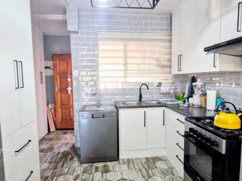 Gorgeous Modern Contemporary ,,,,,,,,,, 2 Bedrooms ,,1 Bathrooms,, Stunning  Open Plan Kitchen Downstairs Townhouse. - Photo 9