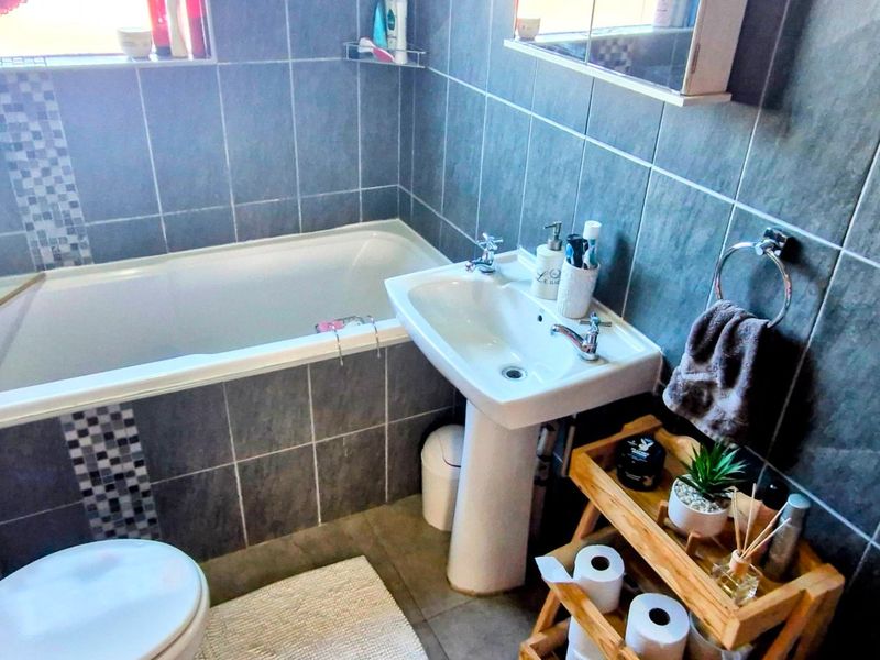 Gorgeous Modern Contemporary ,,,,,,,,,, 2 Bedrooms ,,1 Bathrooms,, Stunning  Open Plan Kitchen Downstairs Townhouse. - Photo 8