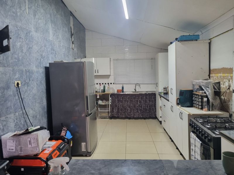 Family Home with Loads of Potential and Bonus Flatlet! - Photo 10