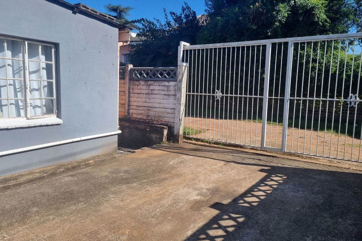 Charming 3-Bedroom Corner Family Home with Flatlet for Sale - Photo 2